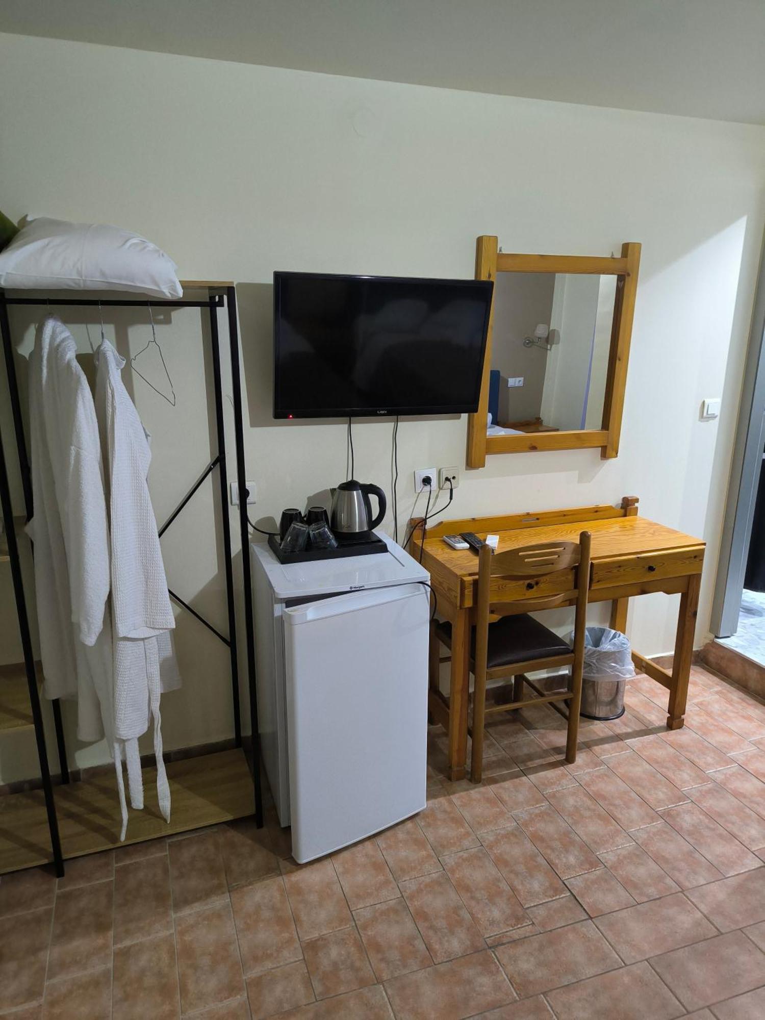 Hotel Almira อาเยีย ตรีอาส ภายนอก รูปภาพ
